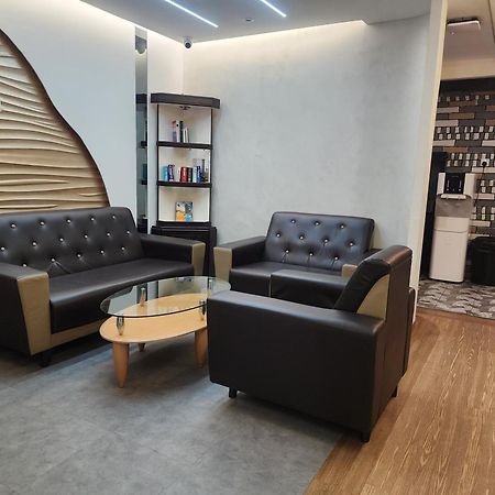 Clock Inn Backpackers Hostel Танах-Рата Экстерьер фото